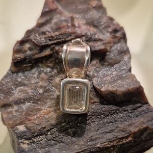 Elegant Silver Pendant with Clear Gemstone